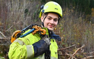 Johannes (18) trives som lærling: – Jeg er heldig som har hele distriktet som arbeidsplass